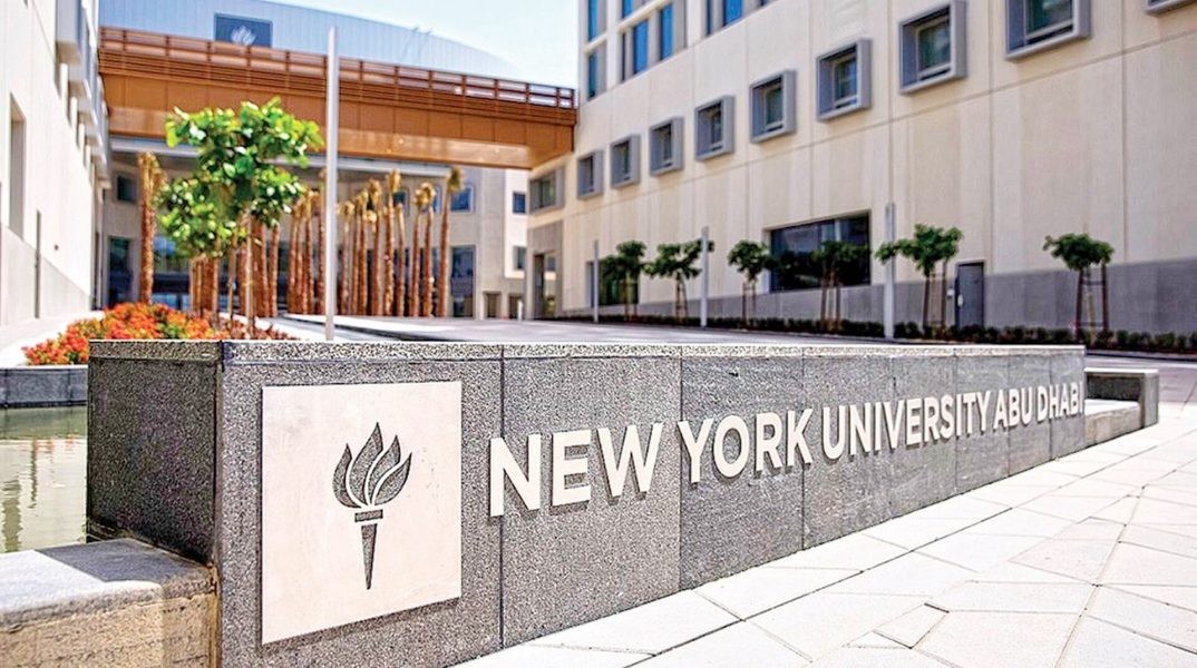 الإمارات ترحّل طالباً جامعياً لارتدائه الكوفية الفلسطينية خلال حفل تخرج