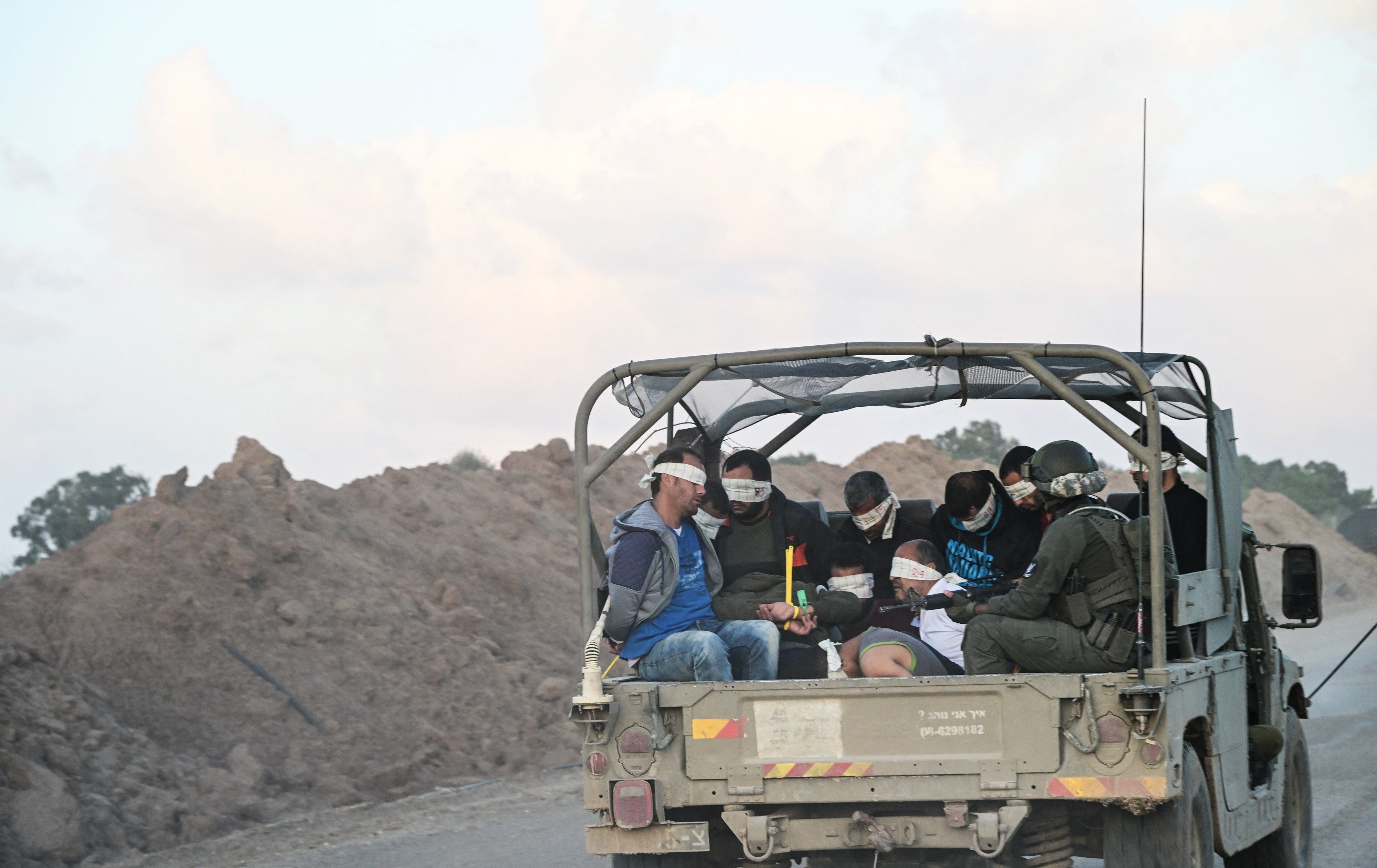 الكشف عن اعتداءات وحشية بحق الأسرى الفلسطينيين في السجون "الإسرائيلية"
