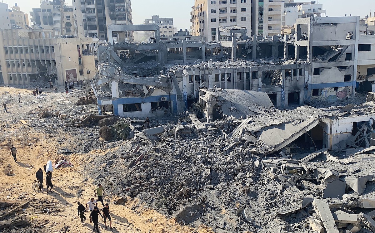 انتشال أكثر من 60 جثماناً لشهداء من منطقة الصناعة وتل الهوى في مدينة غزة