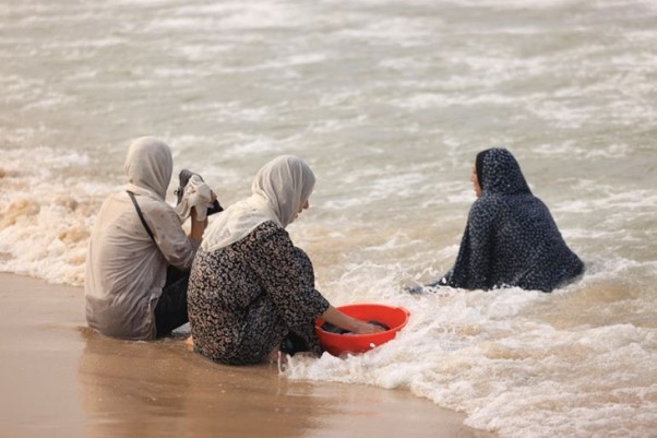 680 ألف امرأة في غزة مهددات بالأمراض جراء منع الاحتلال دخول مستلزماتهنّ