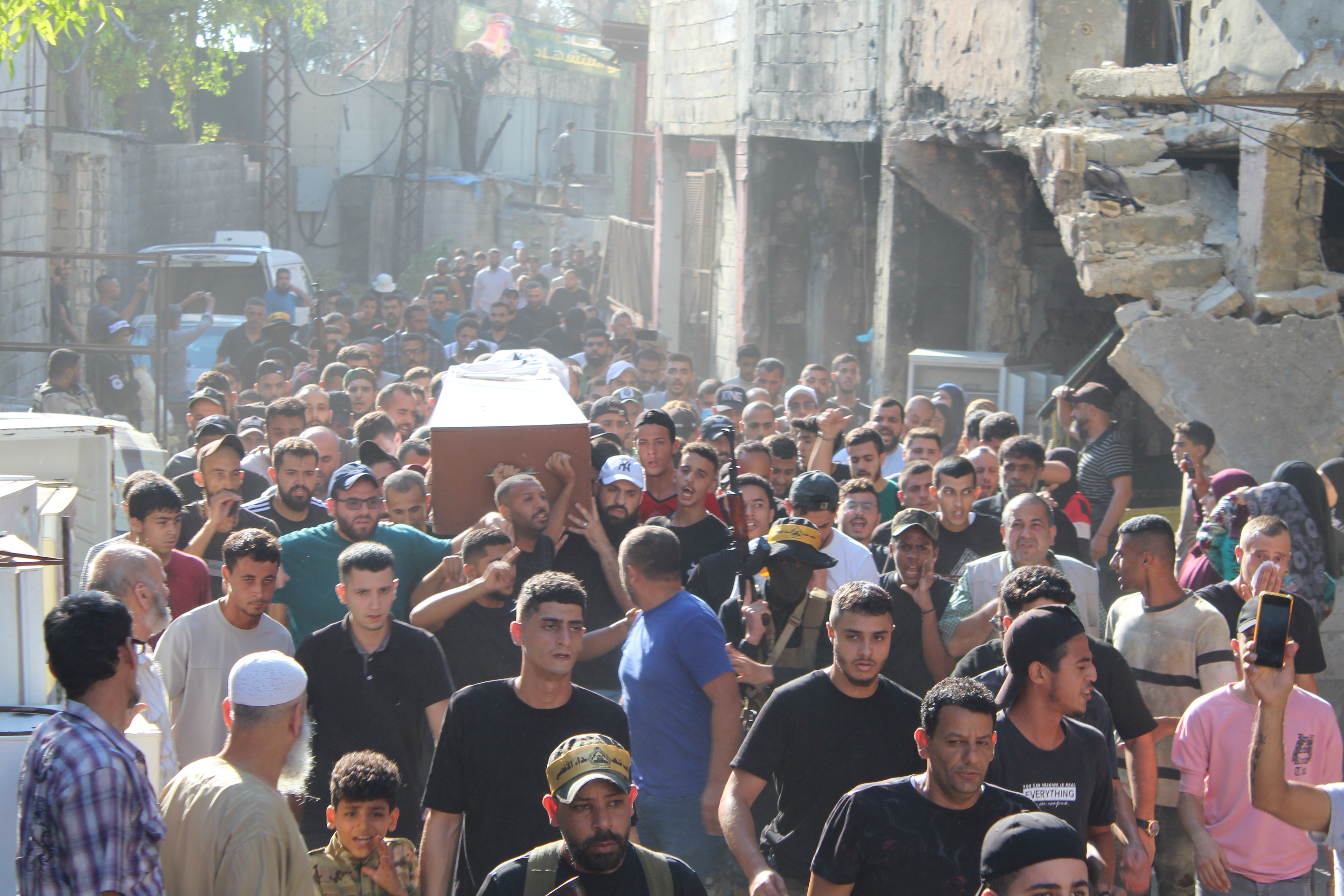 مخيم عين الحلوة يودع القيادي خليل المقدح.. ماذا قال المشيعون؟