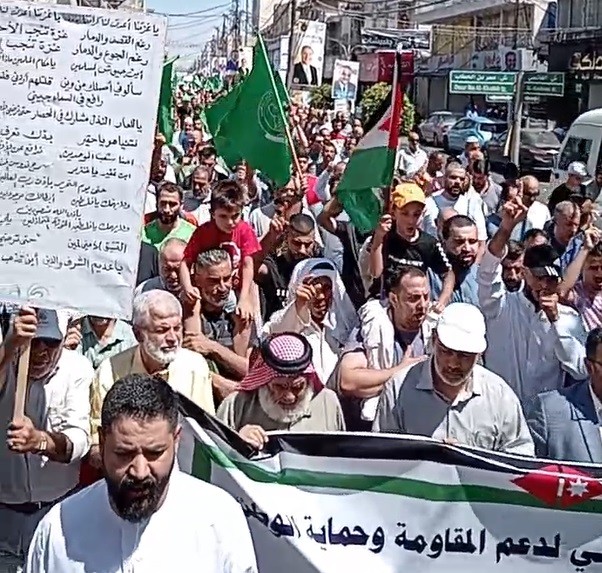 مسيرة حاشدة في إربد الأردنية دعماً لغزة وتنديداً بتصريحات "ترامب"