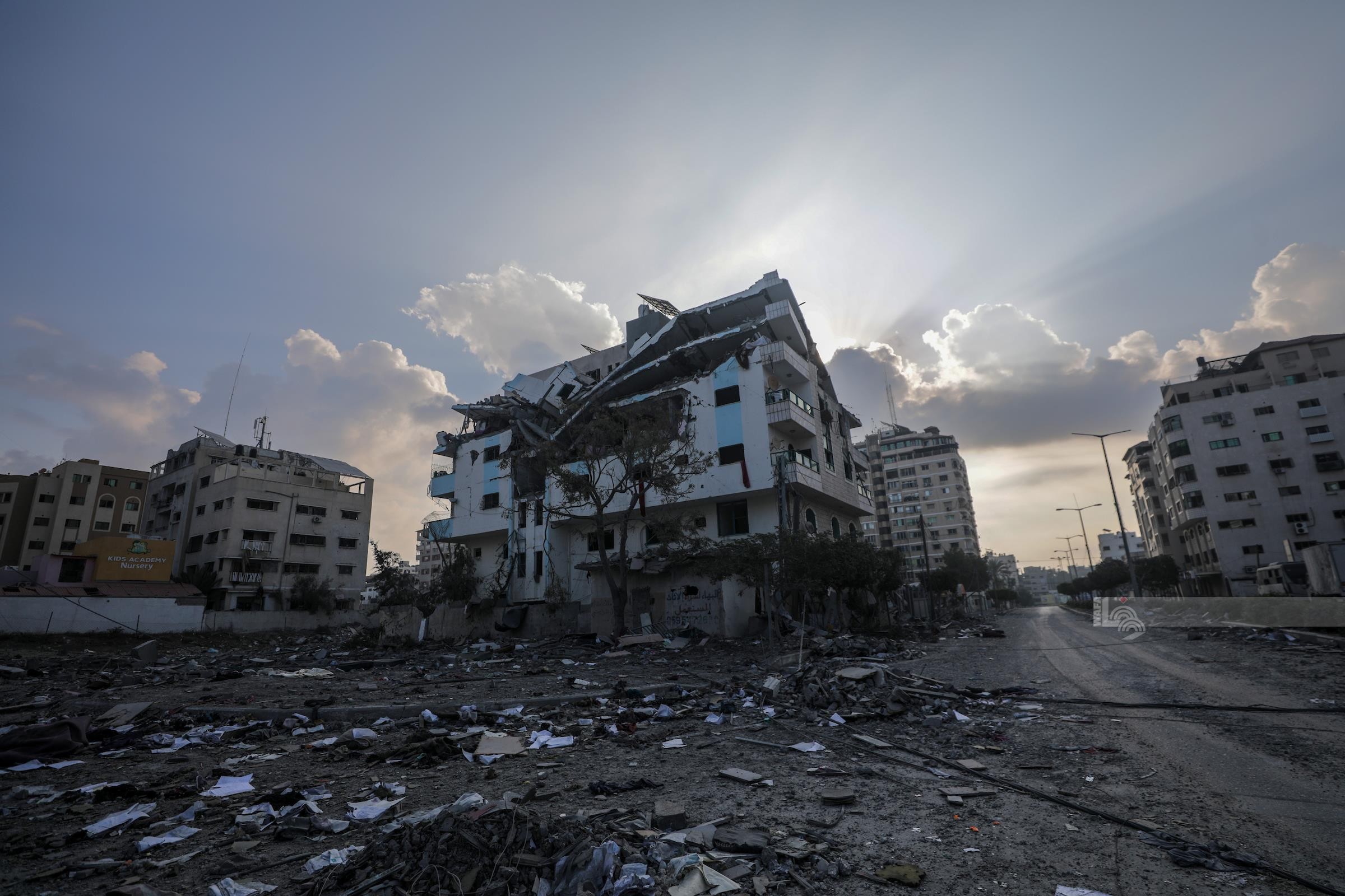 ليلة من حياة طفل في غزة.. وسط القصف والظلام والوحدة استشهد والداه أمامه