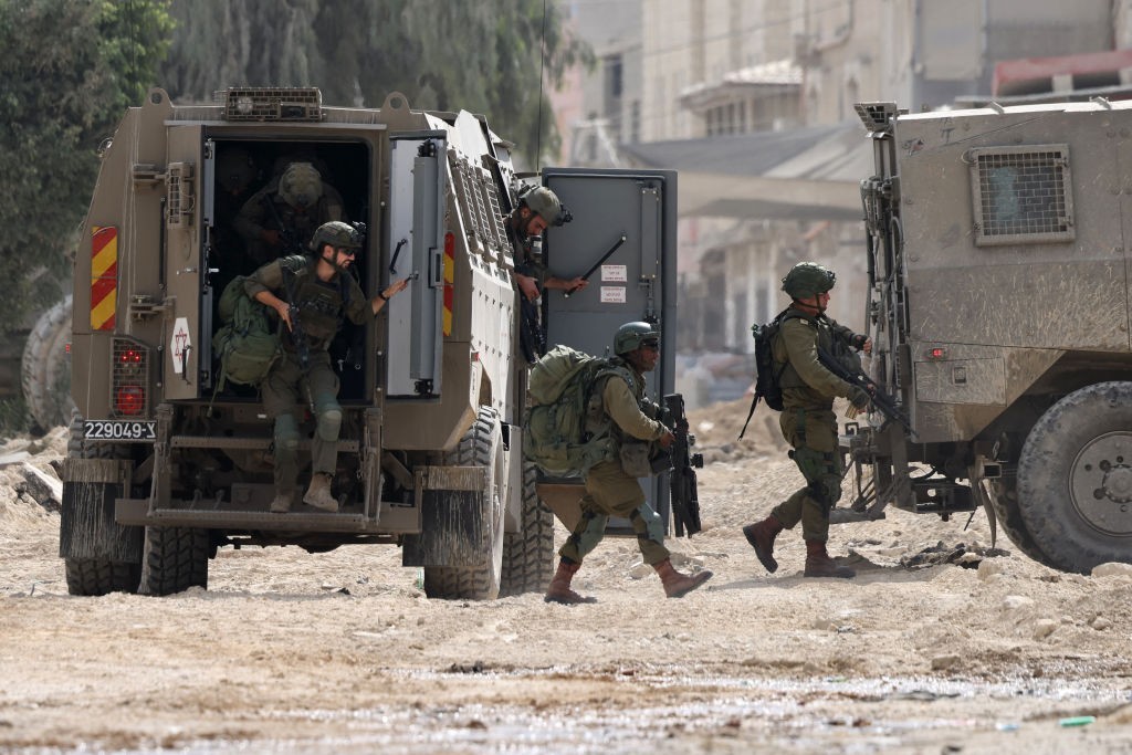 إصابة طفل وشاب واعتقال فلسطينيين خلال اقتحام قوات الاحتلال مخيم الأمعري