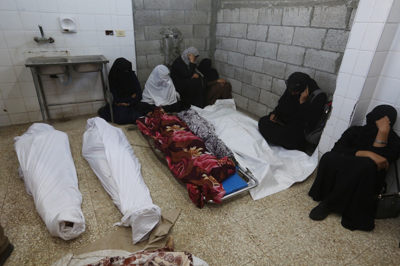 مجازر جديدة تطال مخيمي البريج والنصيرات وارتفاع حصيلة الشهداء في غزة