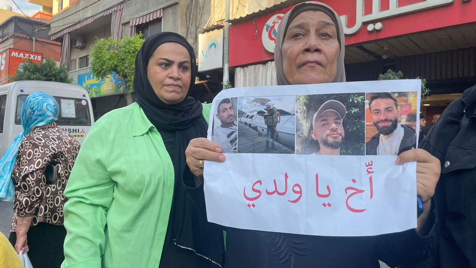 غضب في مخيم برج البراجنة بعد اختطاف لاجئين فلسطينيين من قبل سماسرة هجرة في لبنان