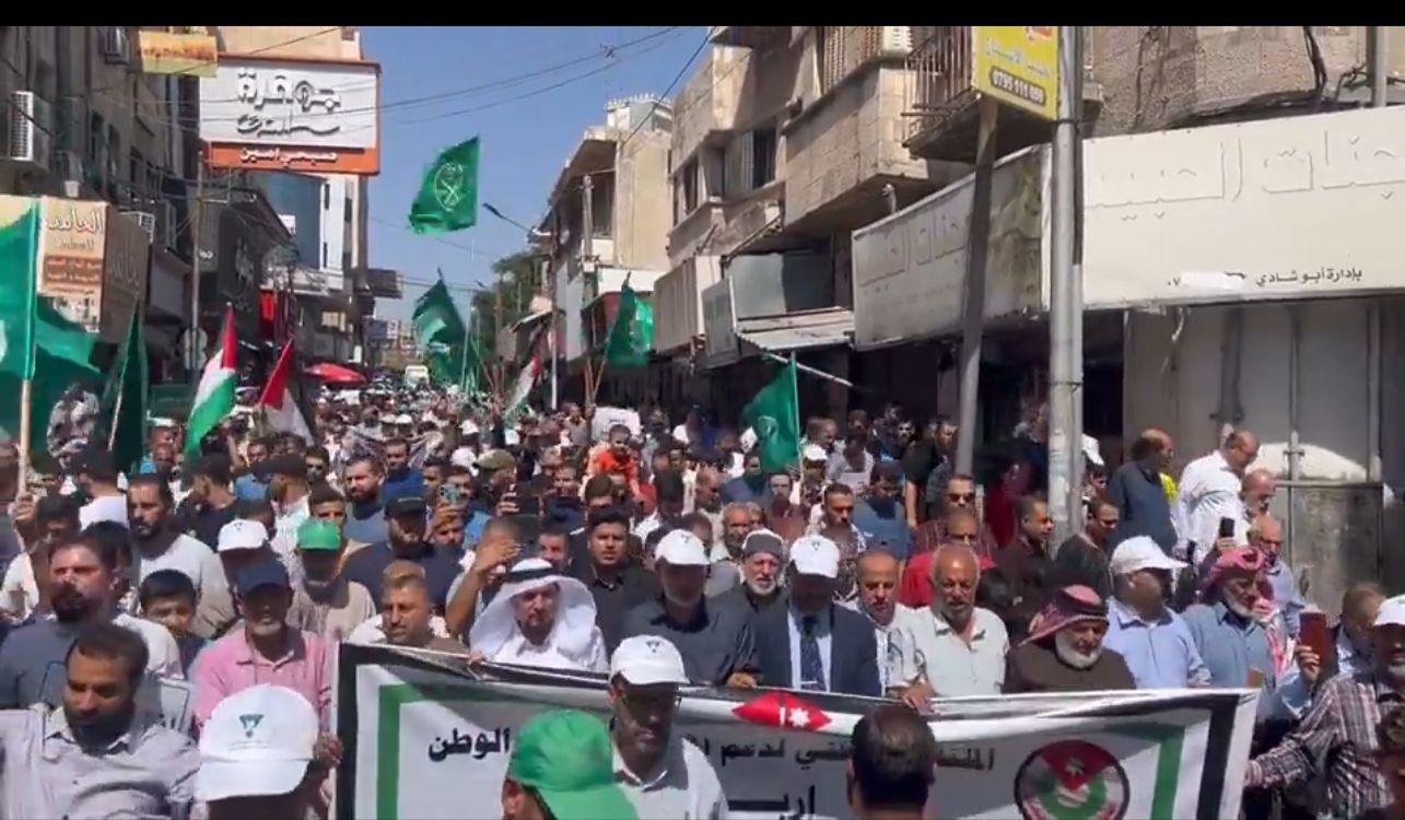 مئات الأردنيين في مظاهرة بإربد شمالي الأردن دعماً للمسجد الأقصى وغزة