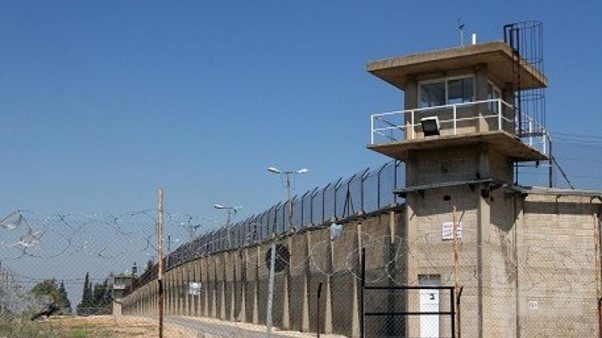 أوضاع قاسية في سجن مجدو وحرمان الأسرى من العلاج والطعام الكافي