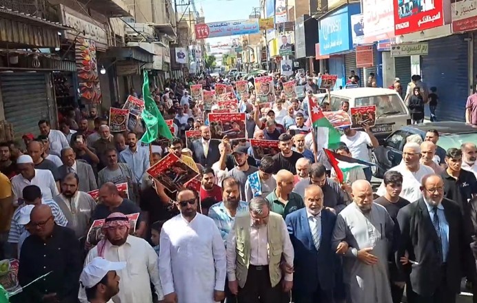 مئات الأردنيين في إربد والزرقاء في مسيرات دعم لغزة ورفض للتطبيع