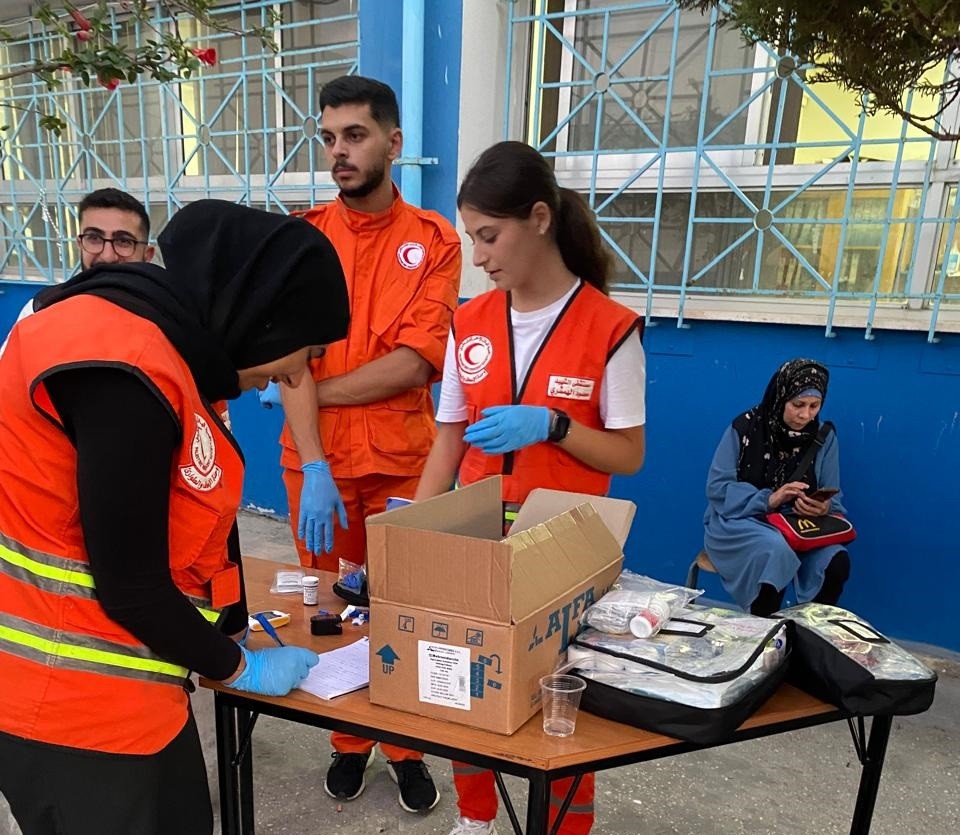فرق الهلال الأحمر تواصل تنفيذ خطة الطوارئ لمتابعة أوضاع النازحين في لبنان