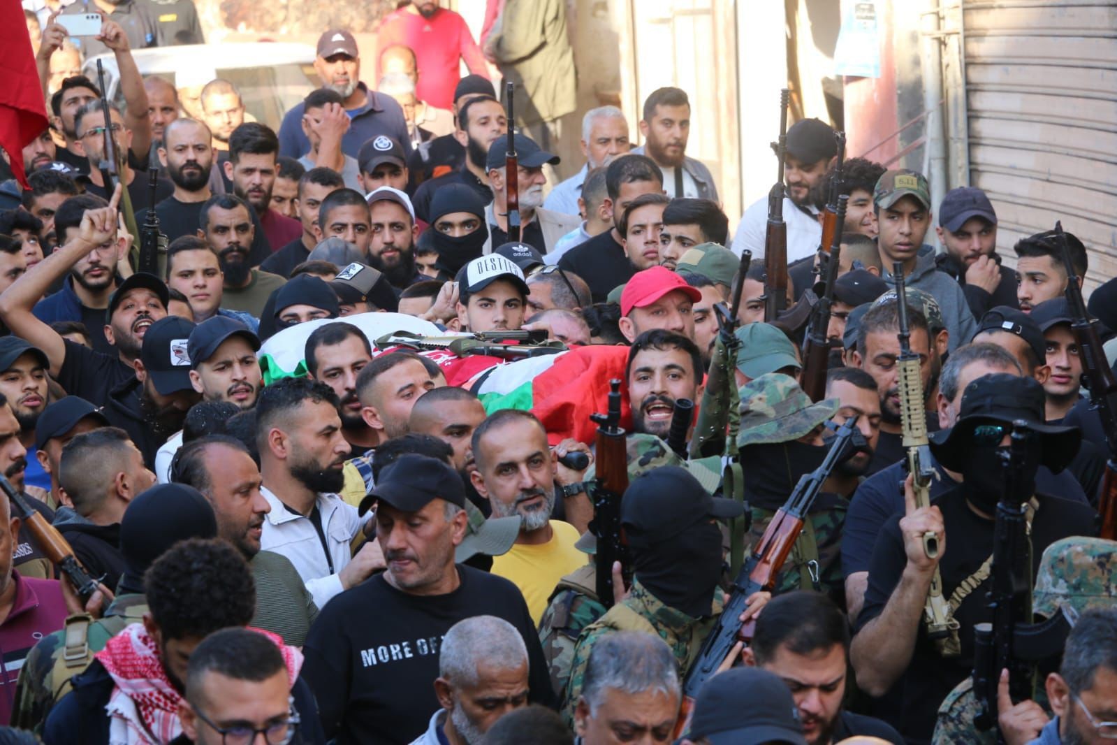 مخيم عين الحلوة يشيع شهيده الثاني خلال أقل من أسبوع: "لن نبخل عن فلسطين بالدماء"