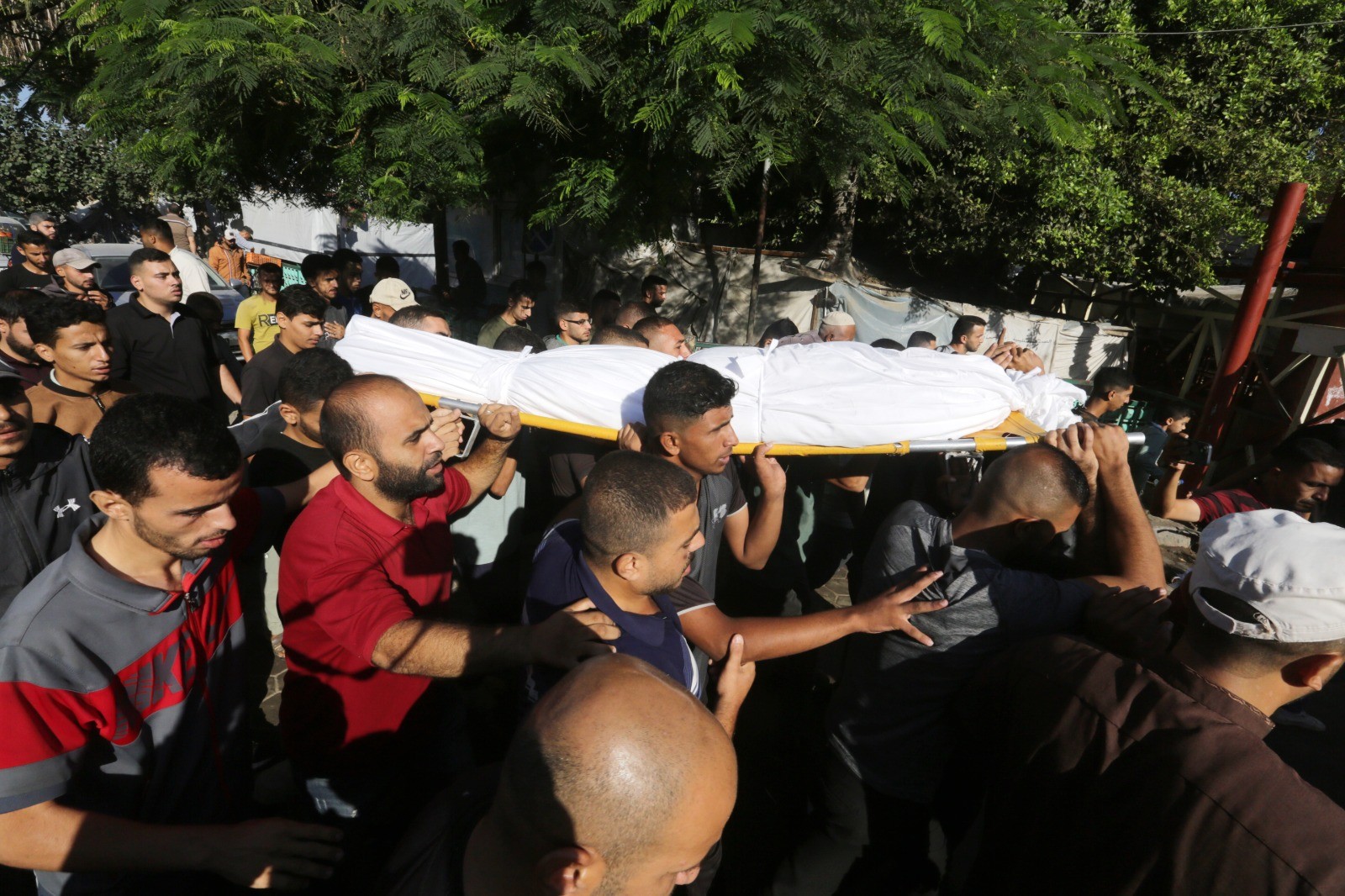 3 مجازر في غزة.. أوامر إخلاء "إسرائيلية" لسكان مخيمي النصيرات والبريج