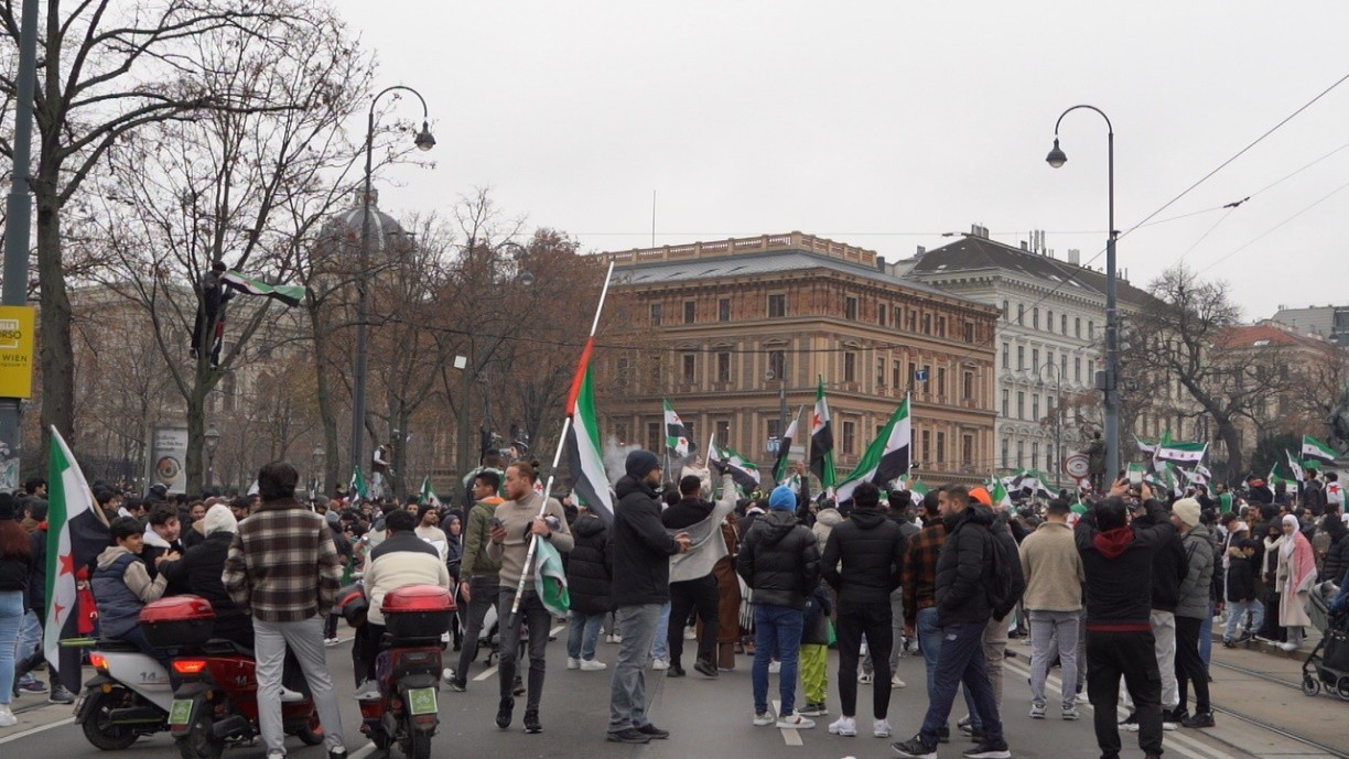 تفاؤل ومخاوف لدى الفلسطينيين في أوروبا من سقوط الأسد