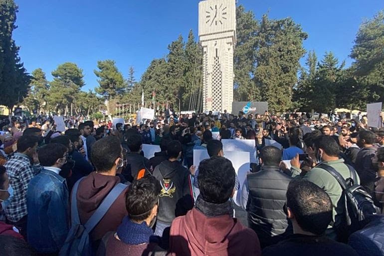جامعة أردنية تصر على تنفيذ قرار فصل بحق طلاب أدوا صلاة الغائب على أرواح شهداء غزة