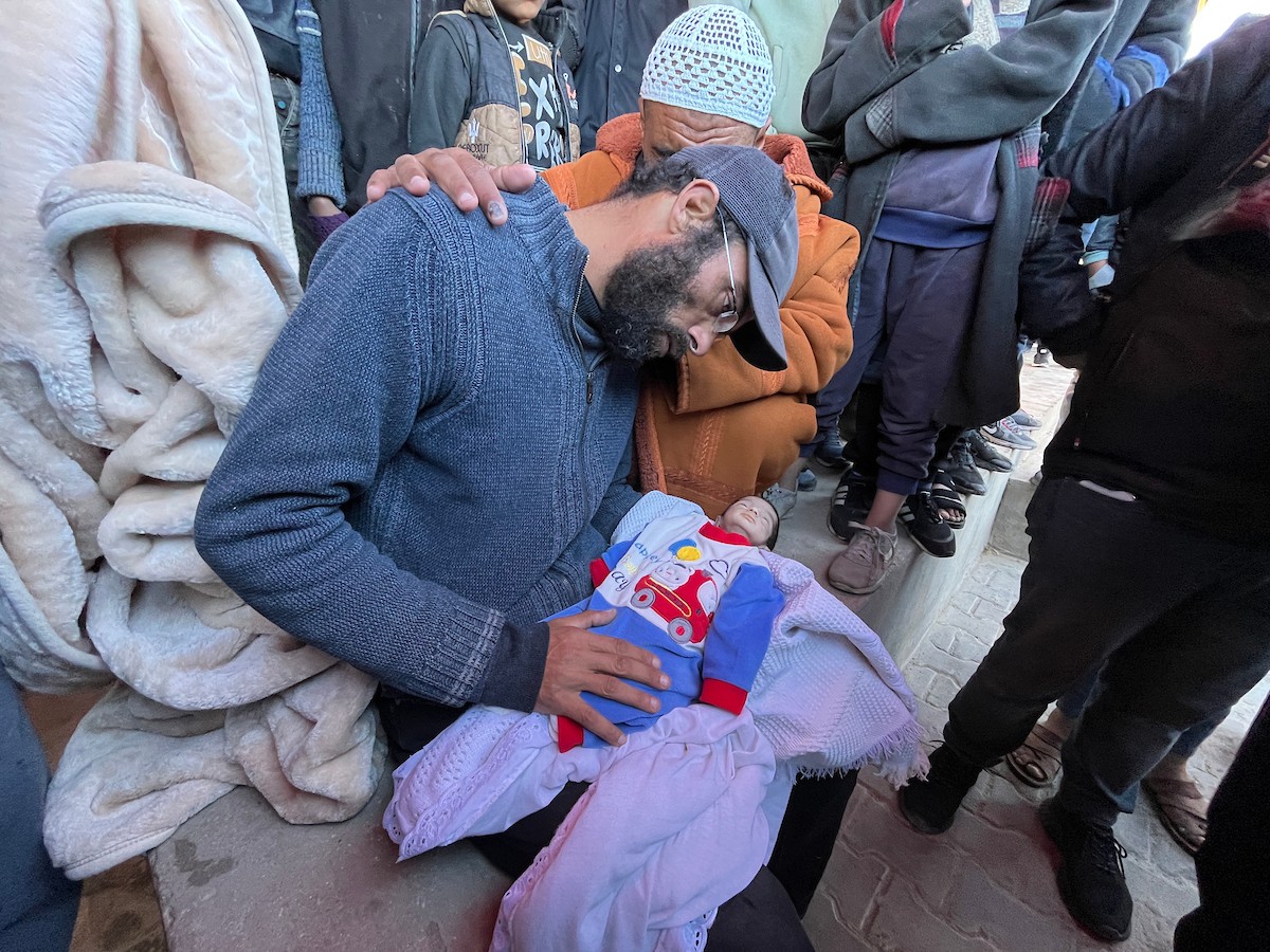 البرد في قطاع غزة يقتل الرضع الفلسطينيين ويهدد النازحين بالموت