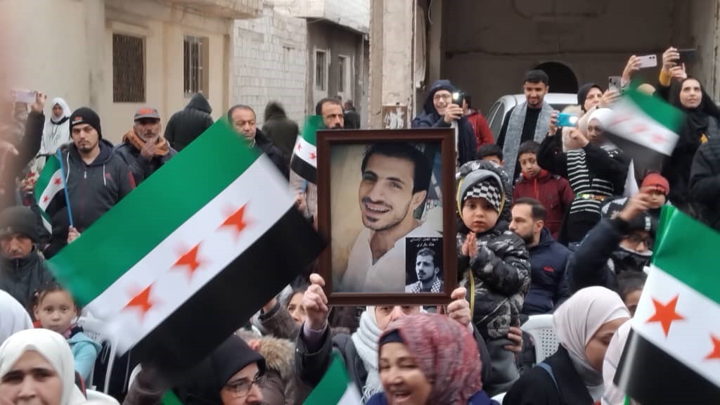مهرجان تأبين في مخيم اليرموك تحية لأرواح الشهداء تحت التعذيب في سجون نظام الأسد