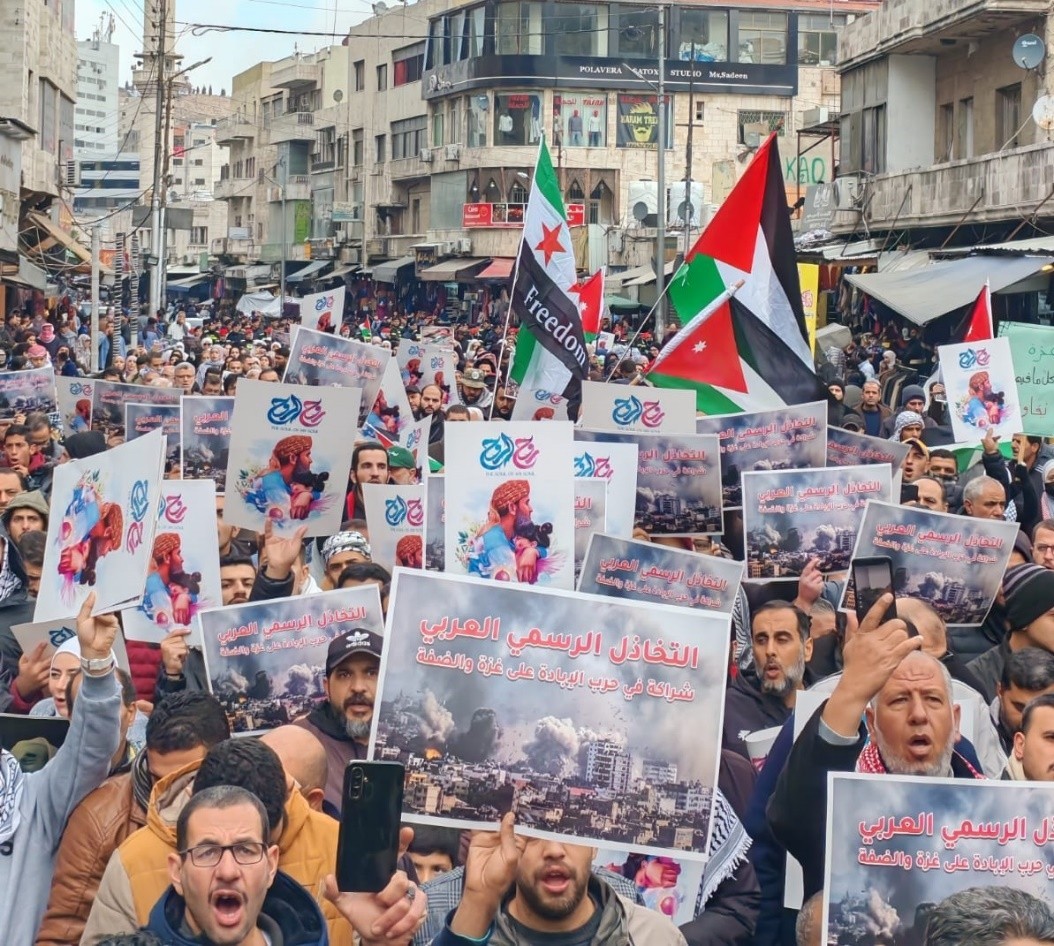 آلاف الأردنيين يحتشدون في عمان ومحافظات أخرى رفضًا للتخاذل عن نصرة فلسطين