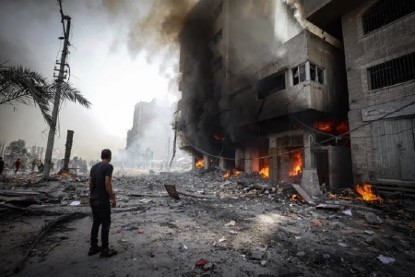 الاحتلال يشن غارات جوية وقصفًا مدفعيًا على مناطق متفرقة في قطاع غزة