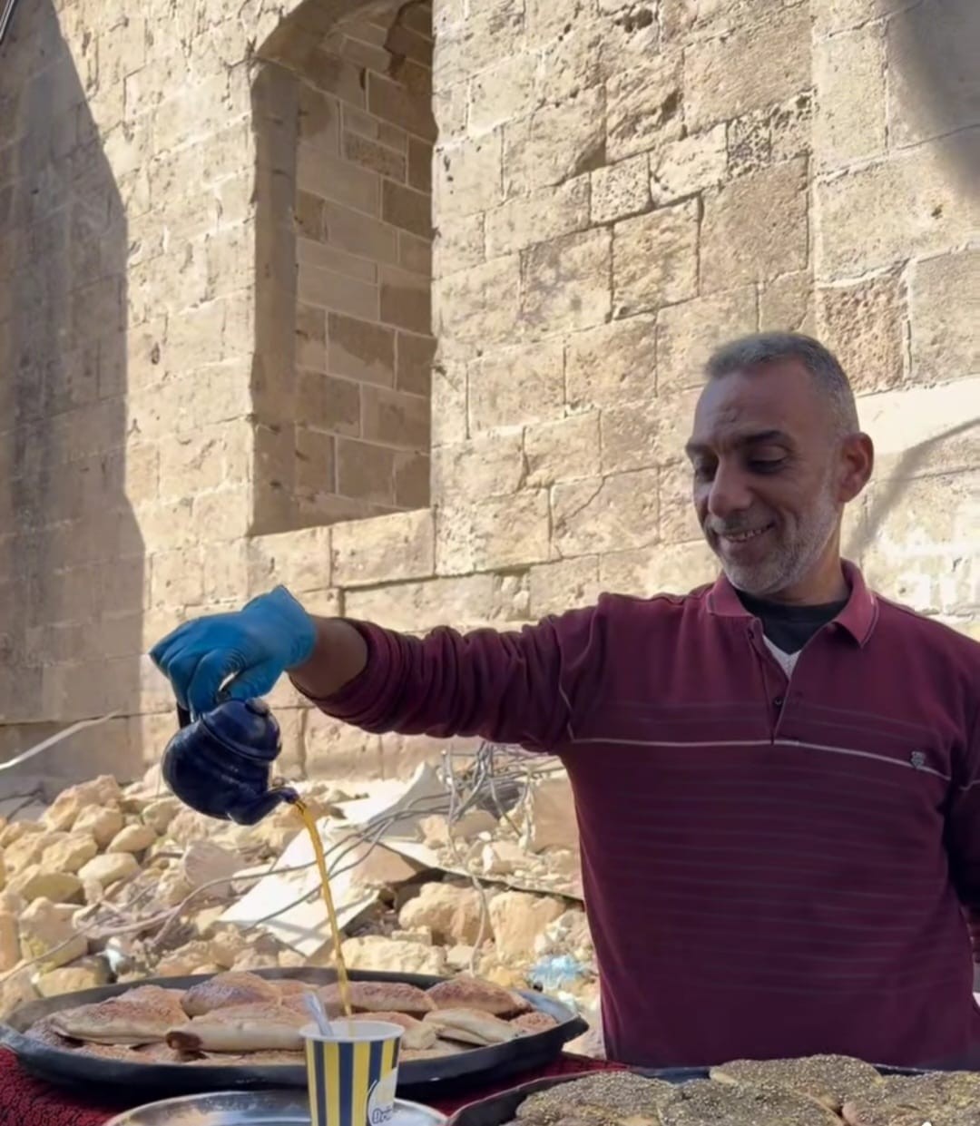 "أبو زهير" ينهض بمطعمه في قطاع غزة من بين الركام رغم الوجع والفقد