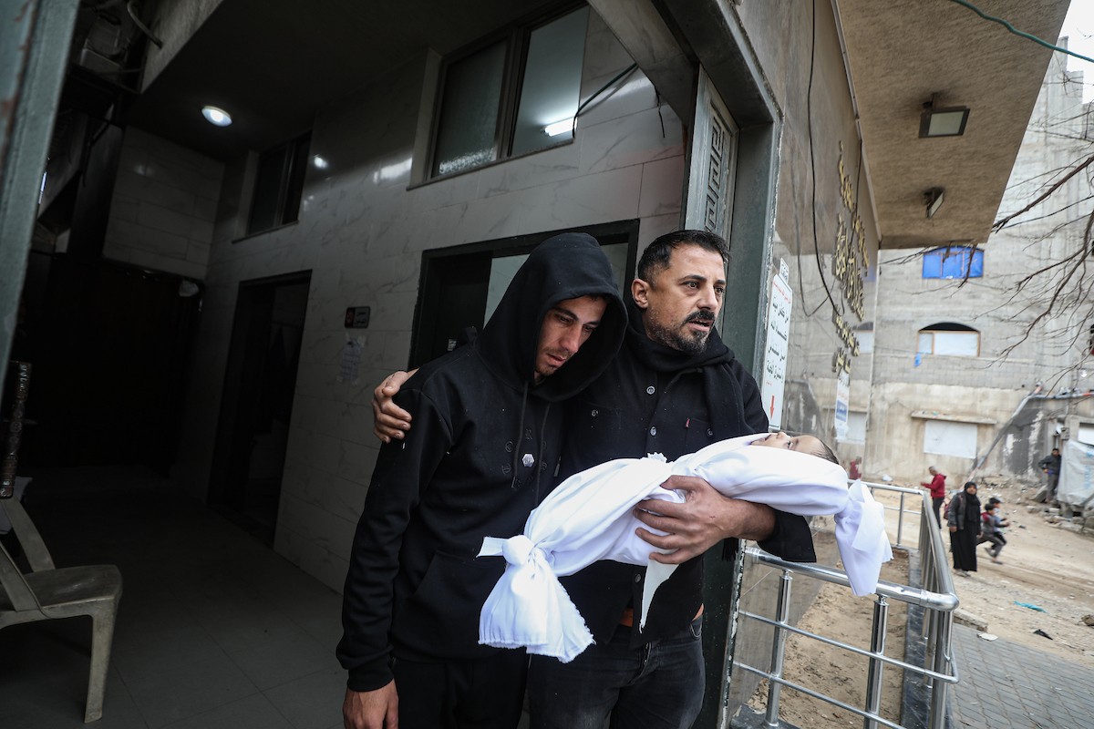 وفاة رضيع فلسطيني آخر جراء البرد في غزة وسط تحذيرات أممية