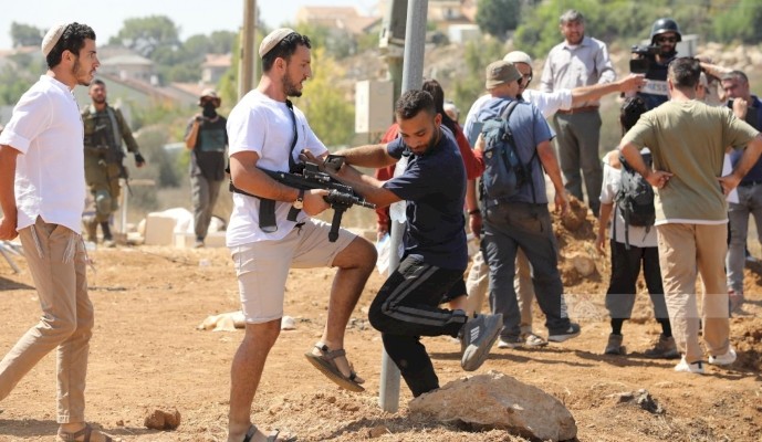 "أوتشا": هجمات المستوطنين في الضفة هجّرت 100 عائلة فلسطينية خلال أسبوعين
