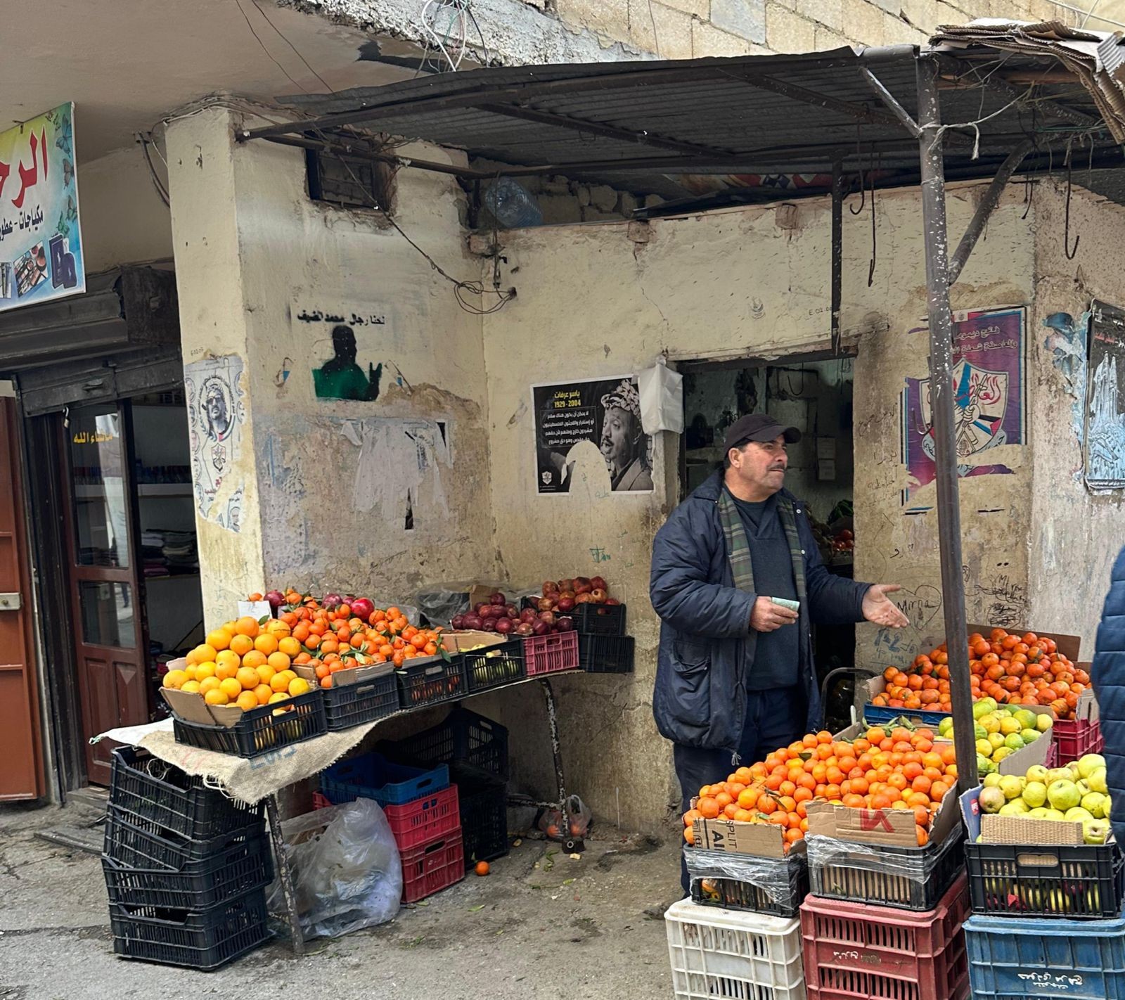 العم طه… دكان خضار يحفظ ذاكرة مخيم الجليل ويقاوم الغلاء بالمحبة