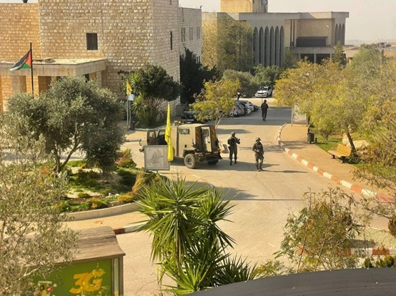11 مصاباً فلسطينياً برصاص وغاز الاحتلال خلال اقتحام  عنيف لجامعة بيرزيت