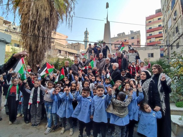 أطفال يحييون يوم الشهيد الفلسطيني بزيارة مقبرة الشهداء في مخيم البداوي