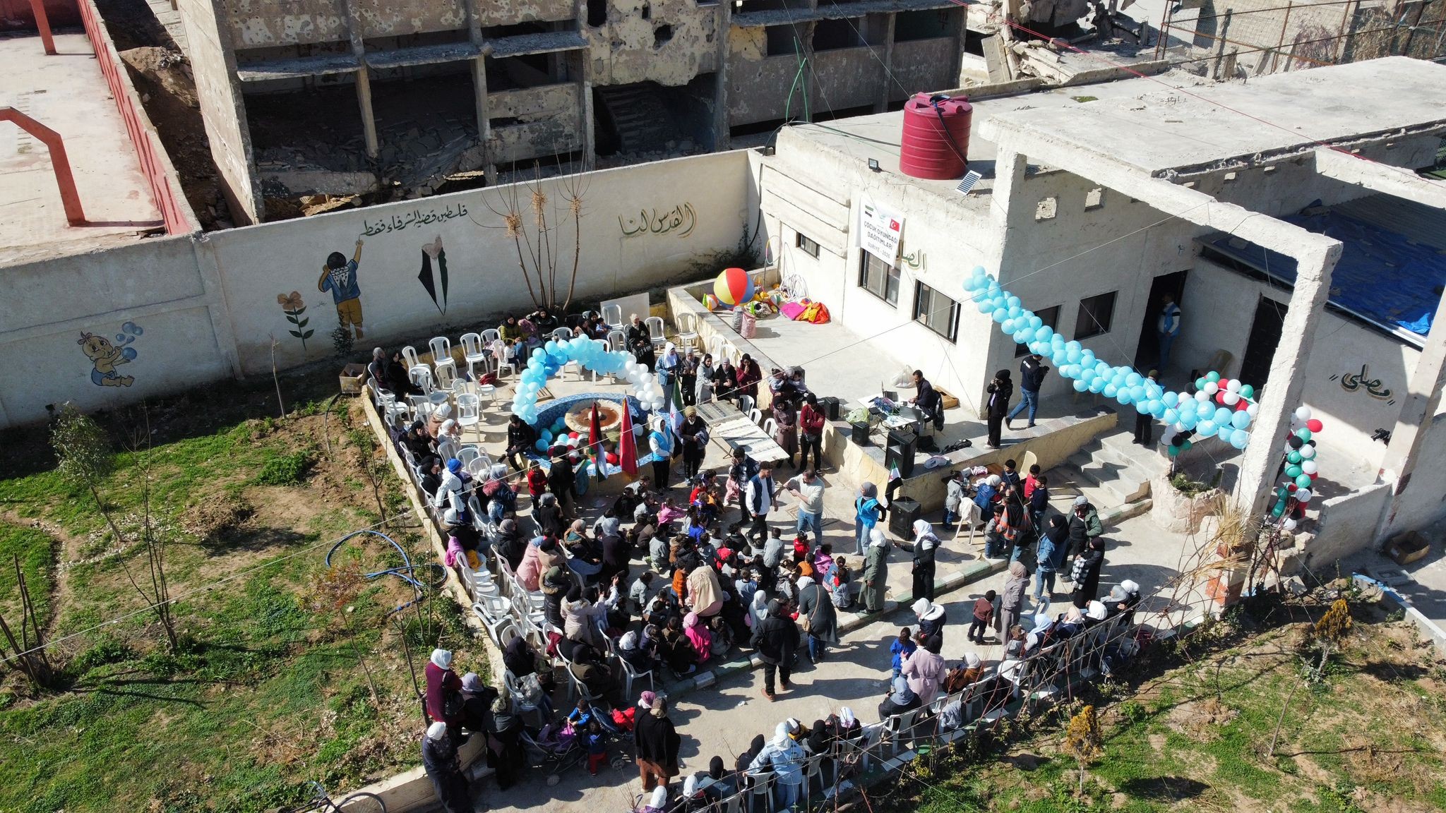 مشروعان إغاثيان في مخيم اليرموك: سلال غذائية وأنشطة للأطفال مع مساعدات نقدية