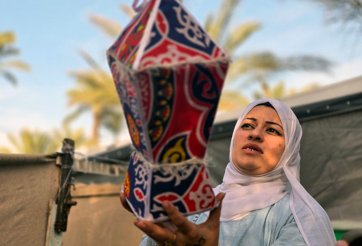 نازحة فلسطينية في قطاع غزة تصنع بهجة رمضان من قلب مأساة النزوح