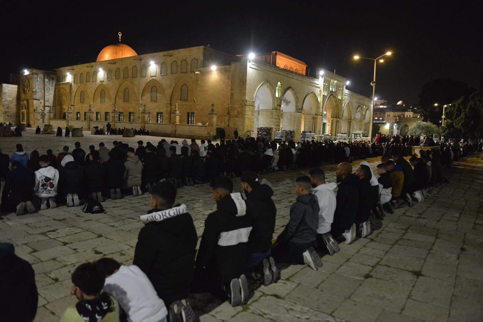 تأهب "أمني" واسع في القدس مع أولى ليالي رمضان وآلاف يؤدون التراويح بالأقصى