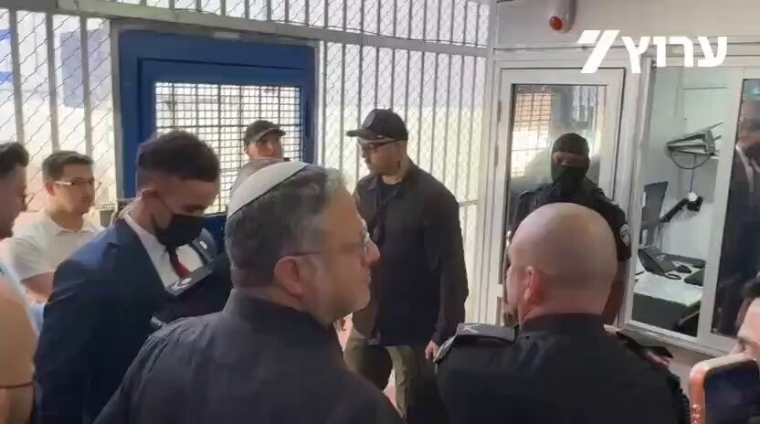 "بن غفير" يهدد  بالمضي في قانون إعدام الأسرى الفلسطينيين خلال اقتحامه سجن عوفر