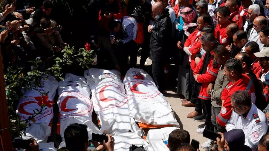 تحقيق جديد يكشف مجزرة الاحتلال ضد مسعفين في رفح: نحو ألف رصاصة وإعدام ميداني