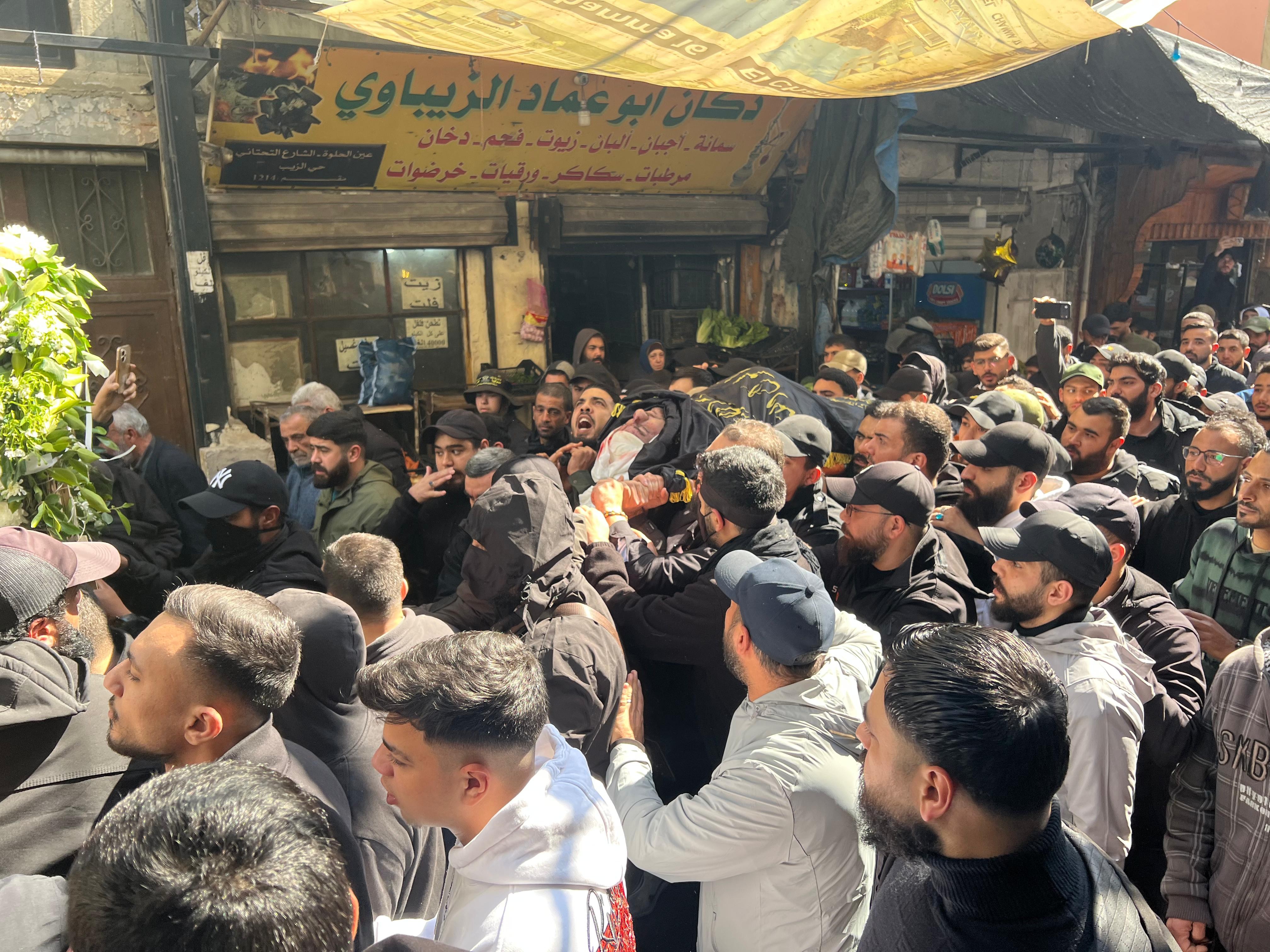 مشيّعون في مخيم عين الحلوة: دماء الشهيد أدهم العثمان تعبد الطريق إلى تحرير فلسطين