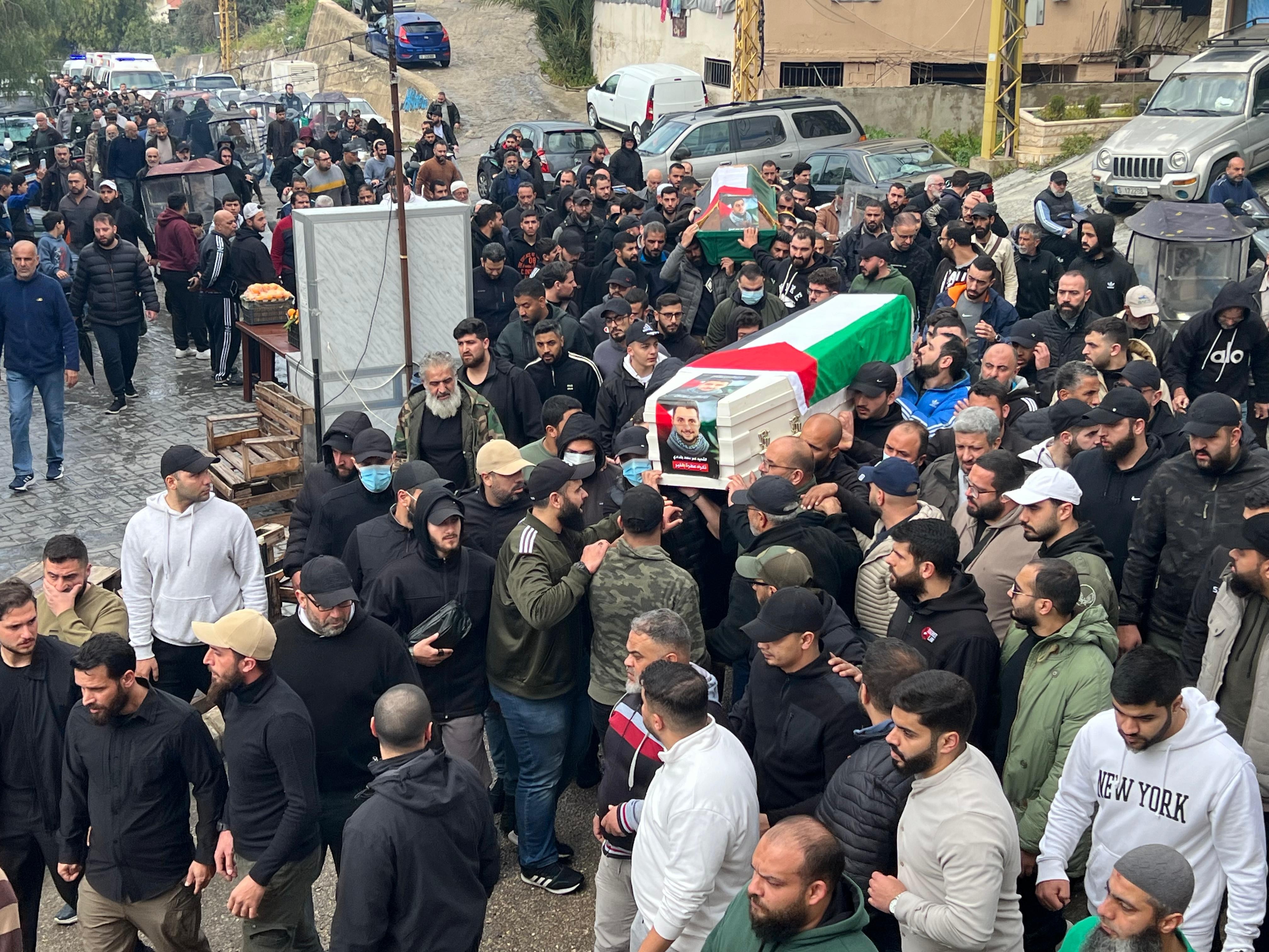 تشييع ثلاثة شهداء فلسطينيين في صيدا بعد ارتقائهم أمس جراء قصف "إسرائيلي"