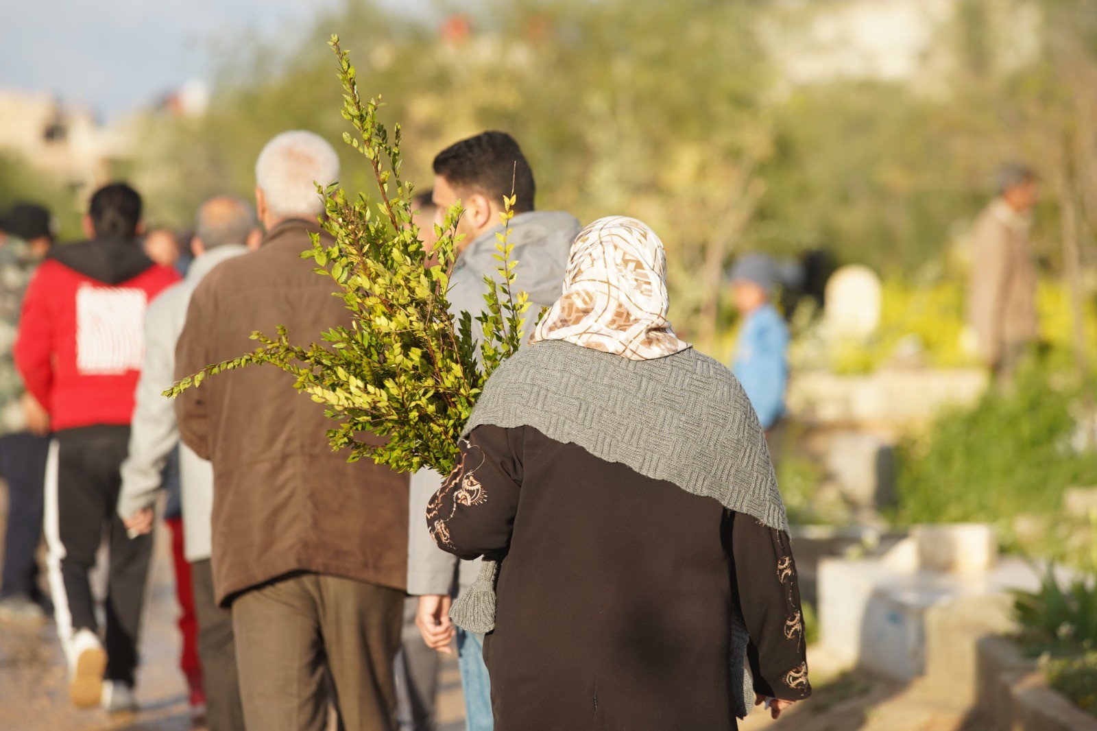 في مخيم اليرموك تعود زيارة القبور لتتقدّم طقوس العيد وتحفظ ذكرى الغائبين