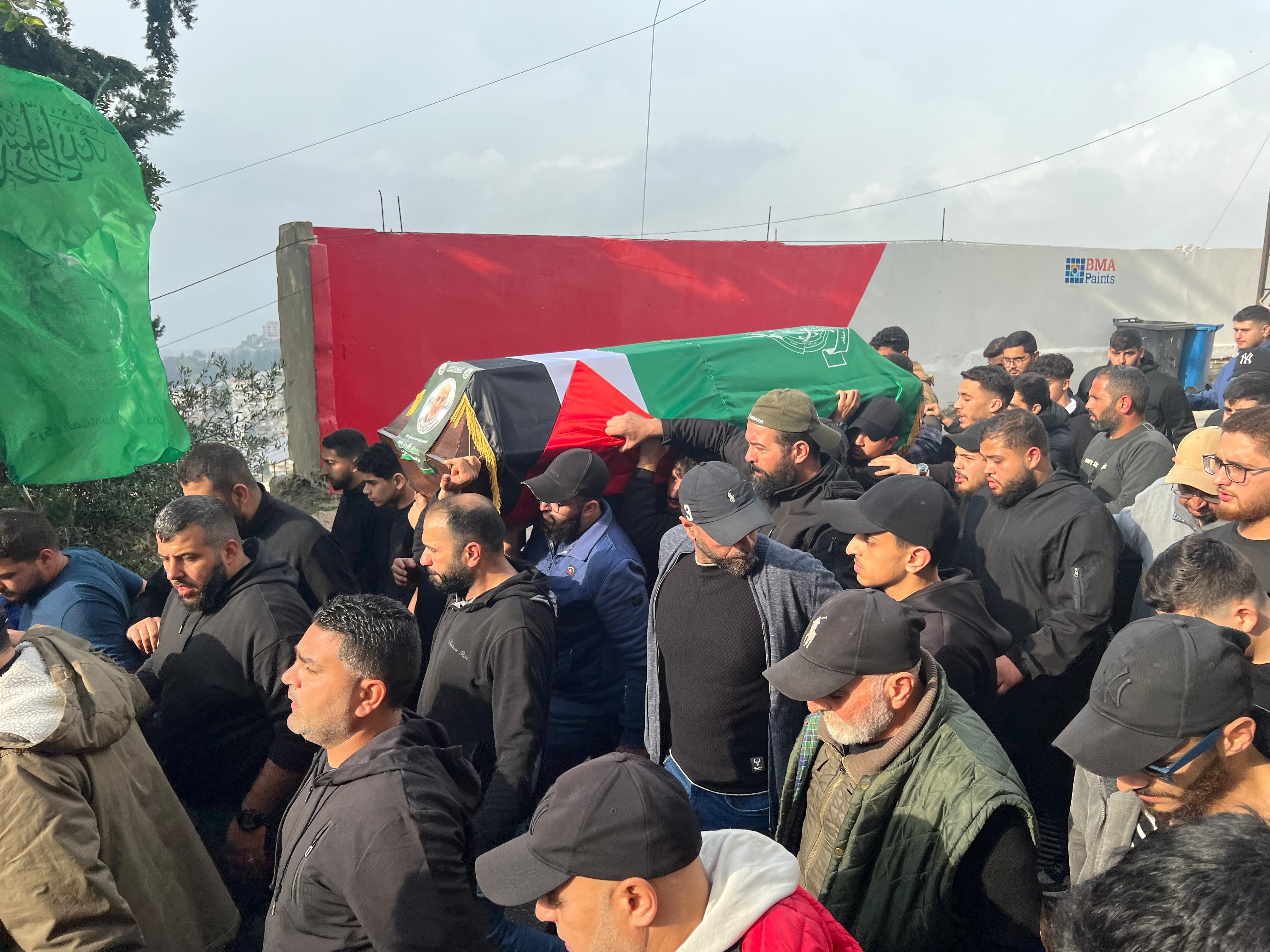 تشييع فلسطينيين اثنين في لبنان ارتقيا جراء عمليتي اغتيال "إسرائيلتين"