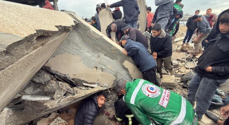 إصابة فلسطينيين بانهيار حائط على خيام النازحين وسط غزة