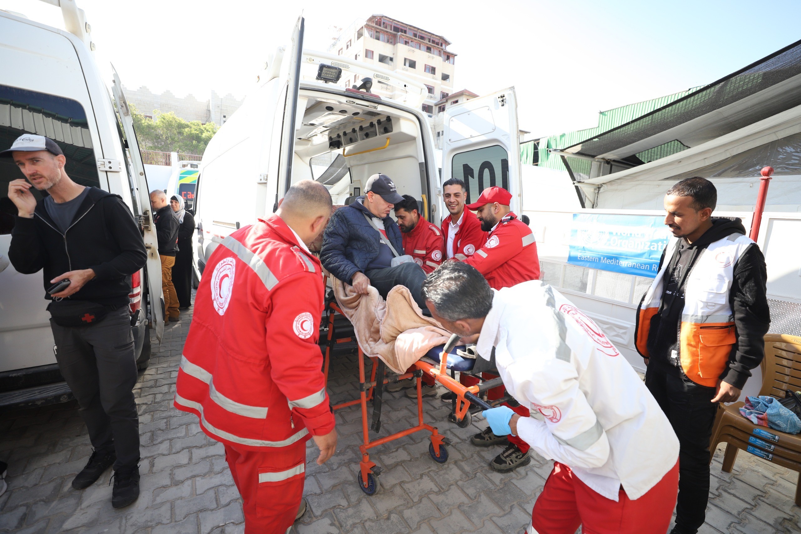 إجلاء 69 مريضًا ومرافقًا من قطاع غزة عبر معبر رفح لتلقي العلاج في الخارج