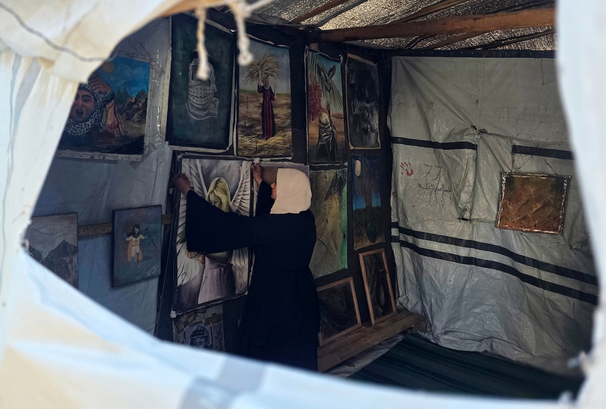 فنانة فلسطينية تحوّل خيمة نزوح في غزة إلى مساحة للفن والدعم النفسي