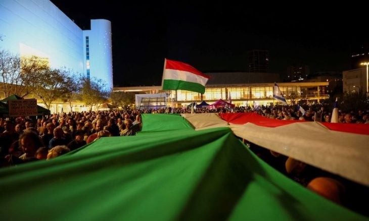 "إنه ليس علمًا فلسطينيًا بل علم المجر"، الاحتلال يصادر علماً أثار استفزازه