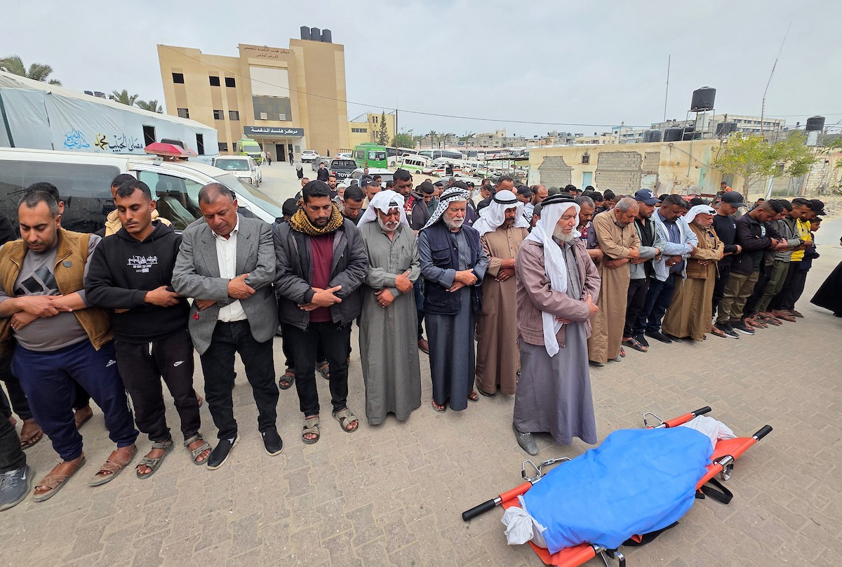 أم لخمسة أطفال، فلسطينية ترتقي وهي تعد الفطور لعائلتها في خيمة النزوح