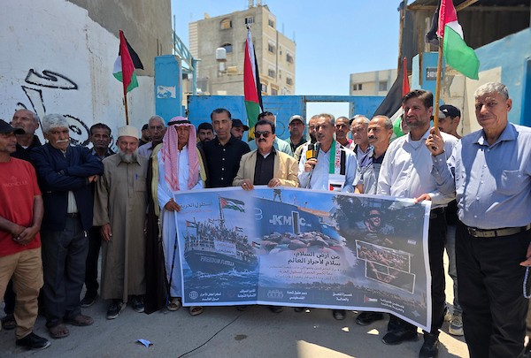 وقفة تضامنية أمام مقر "أونروا" في خان يونس دعماً للمشاركين في «أسطول الصمود»