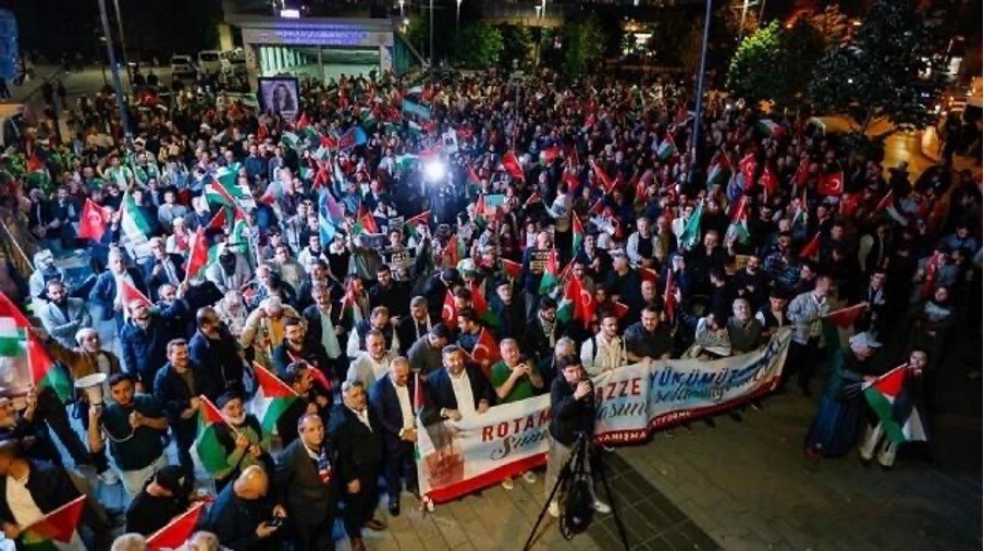 وقفة احتجاجية أمام القنصلية "الإسرائيلية" في إسطنبول عقب اعتراض أسطول الصمود
