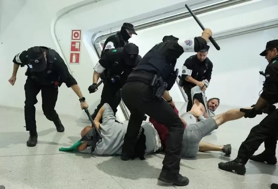 الأورومتوسطي يستنكر تدخل شرطة الباسك بعنف ضد نشطاء "أسطول الصمود" في مطار بلباو