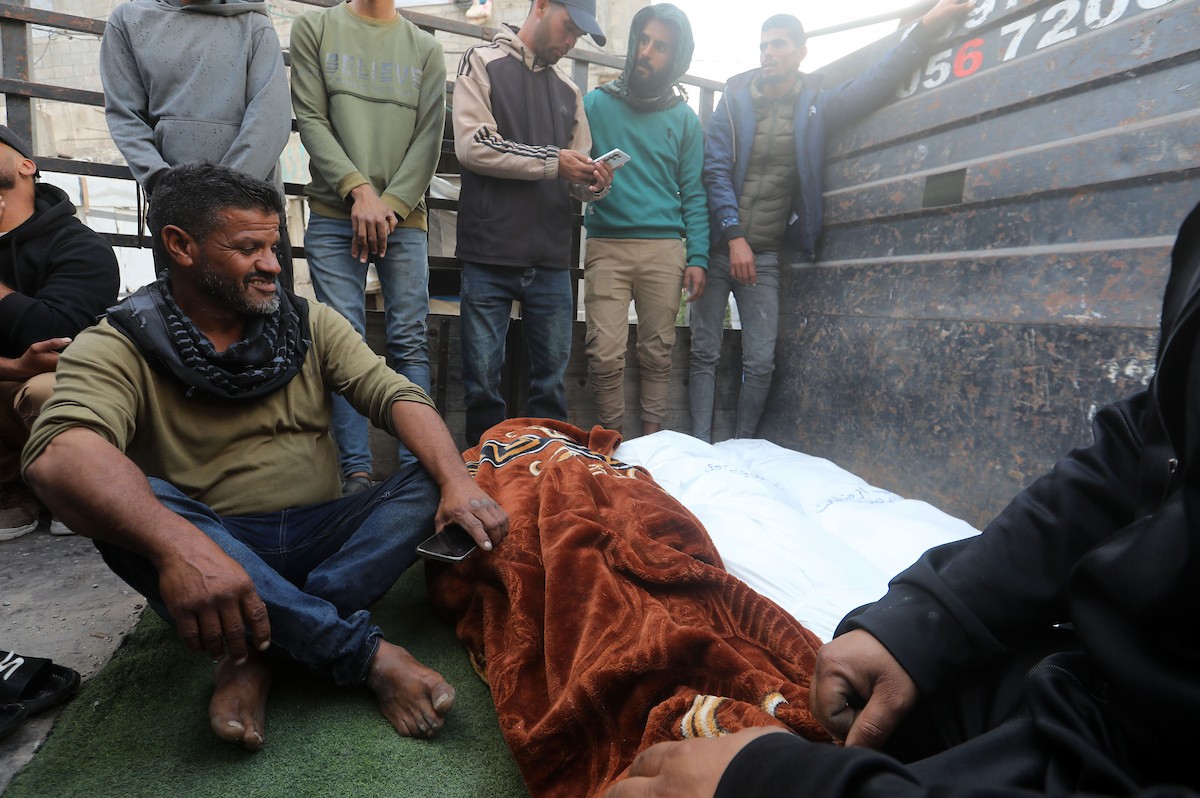 شهيدان و4 إصابات في قصف للاحتلال استهدف فناء منزل بمخيم المغازي