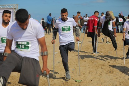 بعكازات وأطراف صناعية..شبان في غزة يتألقون في ماراثون "اركض من أجل الحرية"