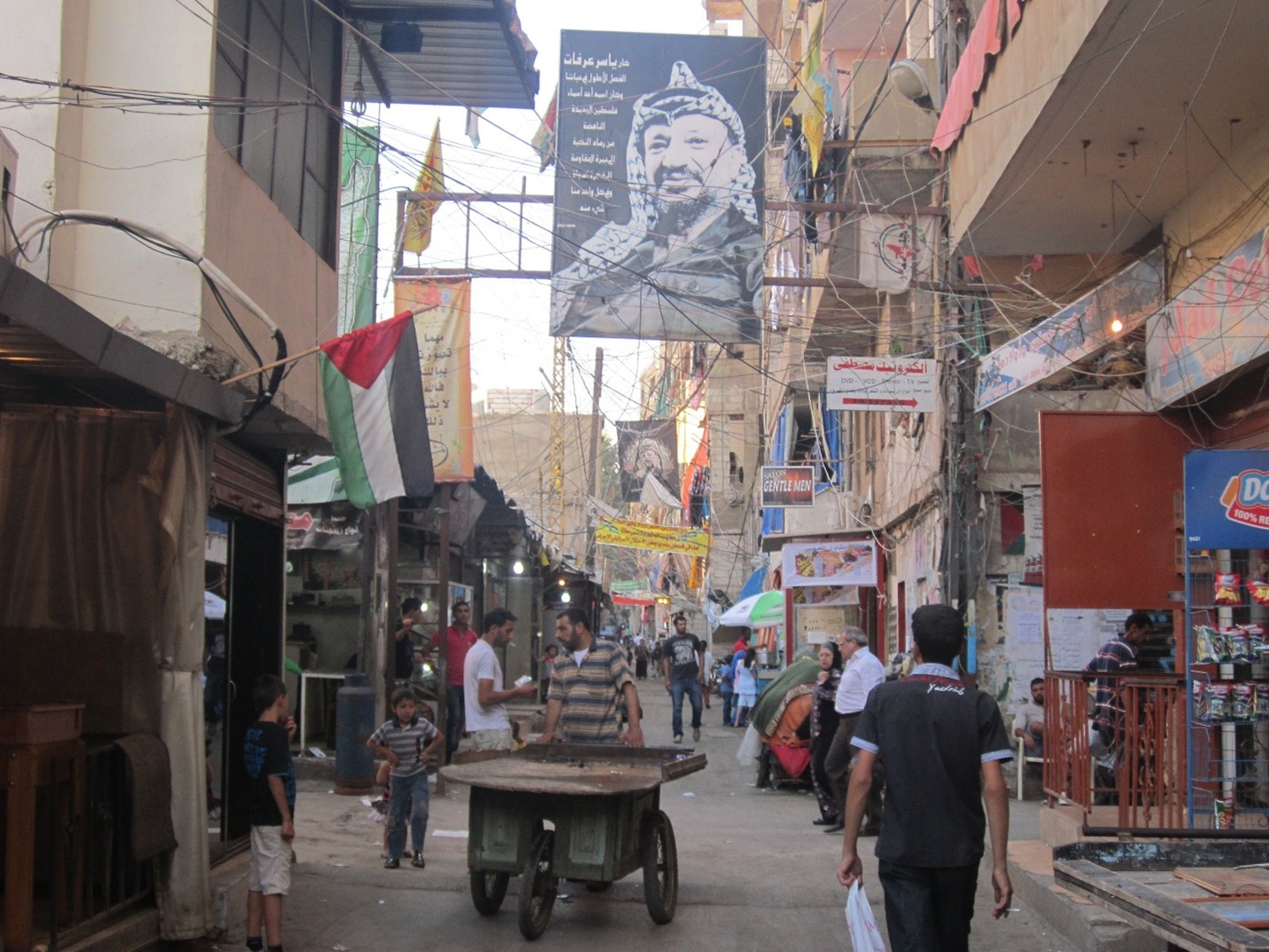 آلاف اللاجئين الفلسطينيين في لبنان من "أسر الشهداء والجرحى" بلا رواتب منذ 8 أشهر