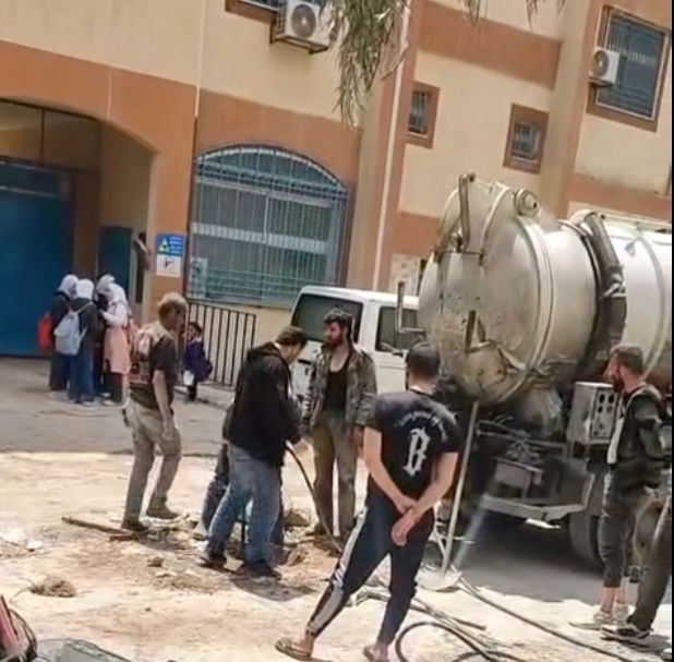تحرك خدمي لمعالجة انسداد الصرف الصحي في شارع المدارس بمخيم اليرموك