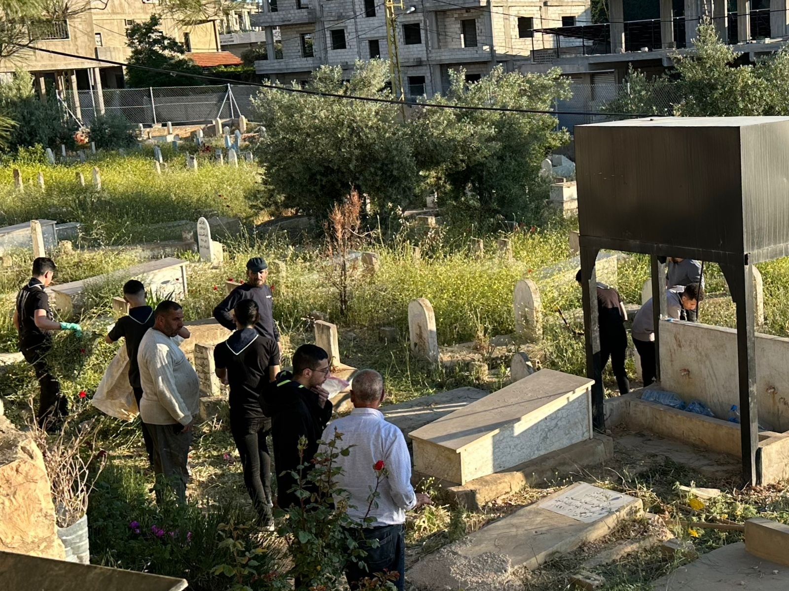 شباب مخيم الجليل يطلقون حملة لتنظيف المقبرة مع اقتراب حلول عيد الأضحى